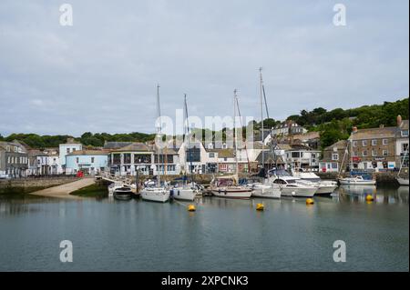 Tôt le matin avec peu de gens autour. Bateaux et voiliers amarrés dans le port intérieur de Padstow. Cornwall Angleterre Royaume-Uni Royaume-Uni Banque D'Images