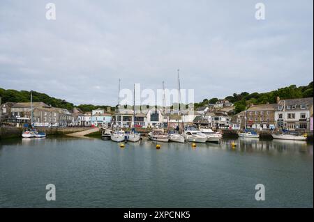 Tôt le matin avec peu de gens autour. Bateaux et voiliers amarrés dans le port intérieur de Padstow. Cornwall Angleterre Royaume-Uni Royaume-Uni Banque D'Images