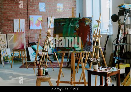 Aucune personne photographiée de l'intérieur de studio d'art moderne avec peinture acrylique abstraite sur toile sur chevalet, espace de copie Banque D'Images