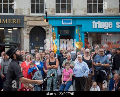 Edinburgh Festival Fringe First week, Écosse, Royaume-Uni. 5 août 2024. Royal Mile occupé mais pas trop occupé avec des gens à la recherche de spectacles de rue par les différents actes qui voyagent de partout dans le monde pour se produire dans les rues de la capitale. Sur la photo : Circus Patrick jongle dans le Royal Mile. Credit : Arch White/Alamy Live news. Banque D'Images