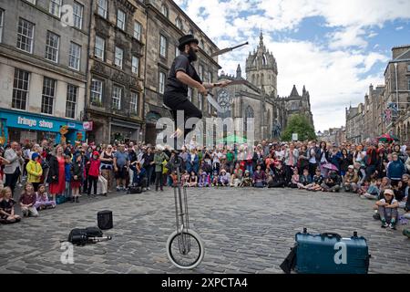 Edinburgh Festival Fringe First week, Écosse, Royaume-Uni. 5 août 2024. Royal Mile occupé mais pas trop occupé avec des gens à la recherche de spectacles de rue par les différents actes qui voyagent de partout dans le monde pour se produire dans les rues de la capitale. Sur la photo : Circus Patrick jongle dans le Royal Mile. Credit : Arch White/Alamy Live news. Banque D'Images