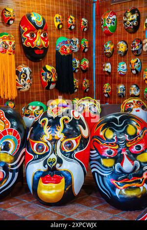 Quang Nam province, Vietnam - 13 Jul 2024 : artisanat fabriquant des masques antiques à la main dans la ville antique de Hoi an, Quang Nam, Vietnam Banque D'Images