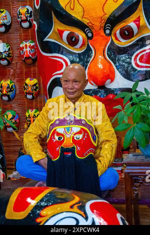 Quang Nam province, Vietnam - 13 Jul 2024 : artisanat fabriquant des masques antiques à la main dans la ville antique de Hoi an, Quang Nam, Vietnam Banque D'Images