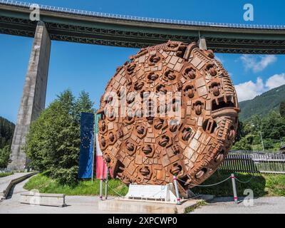 Il s'agit d'un pont Europa à Steinach am Brenner, une ville située sur la route principale de la vallée de Wipptal entre Innsbruck et le col du Brenner en Italie Banque D'Images