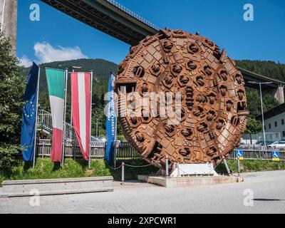 Il s'agit d'un pont Europa à Steinach am Brenner, une ville située sur la route principale de la vallée de Wipptal entre Innsbruck et le col du Brenner en Italie Banque D'Images