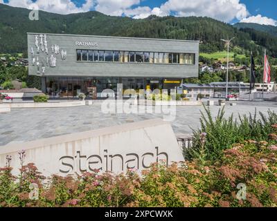 Scène de rue typique à Steinach am Brenner, une ville active située sur la route principale de la vallée de Wipptal entre Innsbruck et le col du Brenner Banque D'Images