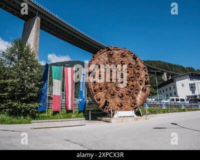 Il s'agit d'un pont Europa à Steinach am Brenner, une ville située sur la route principale de la vallée de Wipptal entre Innsbruck et le col du Brenner en Italie Banque D'Images