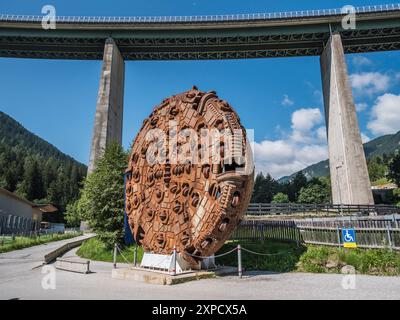 Il s'agit d'un pont Europa à Steinach am Brenner, une ville située sur la route principale de la vallée de Wipptal entre Innsbruck et le col du Brenner en Italie Banque D'Images