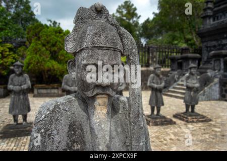 Des statues de mandarine en pierre sculptée attirent l'attention sur la plate-forme de salutation du mausolée de l'empereur du Vietnam Khan Dinh dans le centre du Vietnam de Hué Banque D'Images