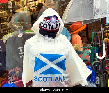 Glasgow, Écosse, Royaume-Uni. 5 août 2024. Météo britannique : pluie torrentielle avec une prévision pour plus de vues les habitants et les touristes se cachent sous des parasols dans le centre-ville. Crédit Gerard Ferry/Alamy Live News Banque D'Images