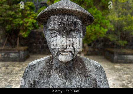 Des statues de mandarine en pierre sculptée attirent l'attention sur la plate-forme de salutation du mausolée de l'empereur du Vietnam Khan Dinh dans le centre du Vietnam de Hué Banque D'Images