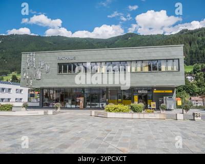 Scène de rue typique à Steinach am Brenner, une ville active située sur la route principale de la vallée de Wipptal entre Innsbruck et le col du Brenner Banque D'Images