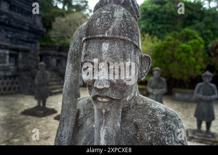 Des statues de mandarine en pierre sculptée attirent l'attention sur la plate-forme de salutation du mausolée de l'empereur du Vietnam Khan Dinh dans le centre du Vietnam de Hué Banque D'Images