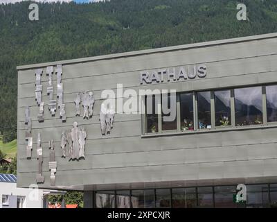 Scène de rue typique à Steinach am Brenner, une ville active située sur la route principale de la vallée de Wipptal entre Innsbruck et le col du Brenner Banque D'Images