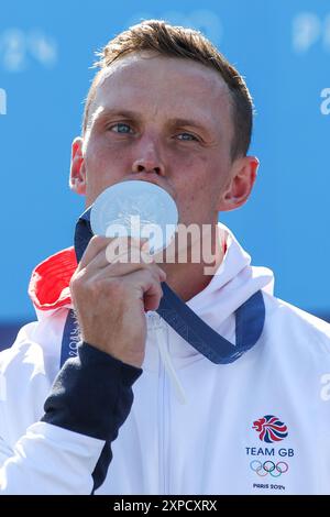 PARIS, FRANCE. 5 août 2024. Joe Clarke de Team Great Britain pose avec sa médaille d’argent après la finale de canoë Slalom homme kayak Cross le dixième jour des Jeux Olympiques de Paris 2024 au stade nautique de Vaires-sur-Marne, Paris, France. Crédit : Craig Mercer/Alamy Live News Banque D'Images