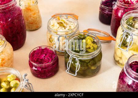 Fermentation du chou, chou blanc avec carottes et poivrons doux, chou rouge avec oignons, brocoli et choux de Bruxelles et chou-fleur, choucroute Banque D'Images