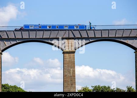 Canal traversé par un bateau étroit de 38 mètres de haut au-dessus de la vallée de Dee sur l'aqueduc de Pontcysyllte près de Llangollen Nord du pays de Galles, un site classé au patrimoine mondial de l'UNESCO Banque D'Images