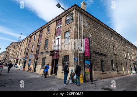 L'historique Salamanca place avec une rangée d'anciens entrepôts en grès pour le port de Hobart Town à Hobart, Tasmanie, Australie. Les entrepôts étaient Banque D'Images