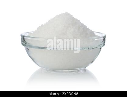 Gros sel de table dans un bol en verre isolé sur blanc. Banque D'Images