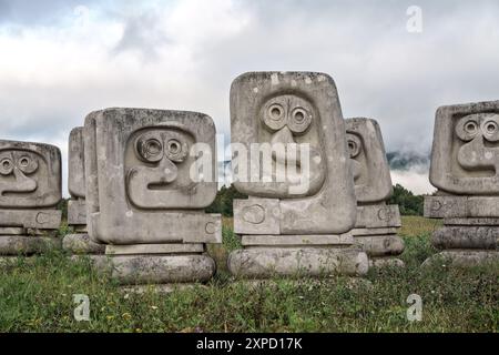 Novi Travnik, Bosnie-Herzégovine – septembre 2023 : Nekropola žrtvama fašizma u Novom Travniku a été conçu par Bogdan Bogdanović et dévoilé à th Banque D'Images