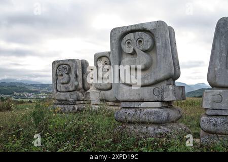 Novi Travnik, Bosnie-Herzégovine – septembre 2023 : Nekropola žrtvama fašizma u Novom Travniku a été conçu par Bogdan Bogdanović et dévoilé à th Banque D'Images