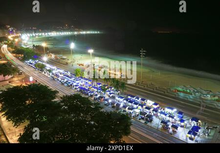 Vue aérienne impressionnante de l'Avenida Atlantica et de la plage de Copacabana la nuit, Rio de Janeiro, Brésil, Amérique du Sud Banque D'Images