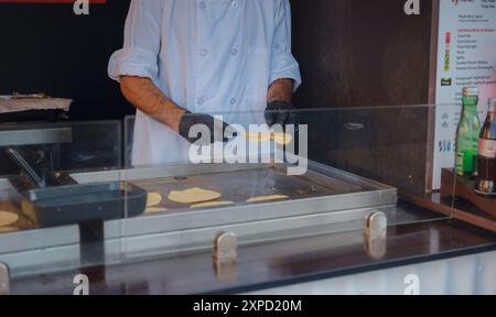 Vienne, Autriche - 17 juillet 2023. Festival du film de Vienne, la plus grande culture d'Europe, festival culinaire. Les gens apprécient les films et les restaurants sur la place principale de Vienne, Rauthausplatz près de l'hôtel de ville. Banque D'Images