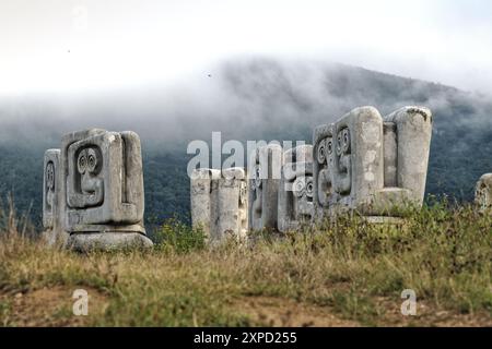 Novi Travnik, Bosnie-Herzégovine – septembre 2023 : Nekropola žrtvama fašizma u Novom Travniku a été conçu par Bogdan Bogdanović et dévoilé à th Banque D'Images