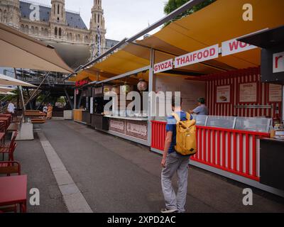 Vienne, Autriche - 21 juillet 2023. Festival du film de Vienne, la plus grande culture d'Europe, festival culinaire. espace restaurant vide avant l'ouverture du festival Banque D'Images