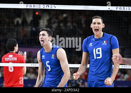 Paris, France. 5 août 2024. Alessandro Michieletto (C) et Roberto Russo (R), d’Italie, célèbrent le score lors des quarts de finale masculin de volleyball entre l’Italie et le Japon aux Jeux Olympiques de Paris 2024, à Paris, France, le 5 août 2024. Crédit : Ju Huanzong/Xinhua/Alamy Live News Banque D'Images
