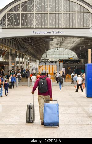 Londres, Angleterre, Royaume-Uni - 28 juin 2023 : passager entrant dans la gare de Londres Paddington Banque D'Images