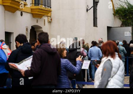 Séville, Espagne. 7 février 2024 - les touristes font la queue pour entrer dans un bâtiment Banque D'Images
