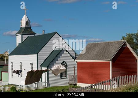 Église de la Très Sainte Trinité, et de Saint Paul, l'église anglicane Trinity Newfoundland, séchage des vêtements on clothes line Banque D'Images