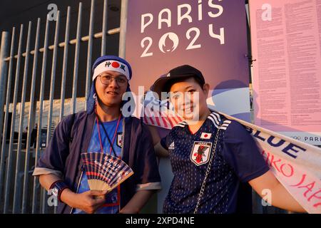 Supporters japonais aux Jeux Olympiques de Paris 2024. Supporters japonais de l'équipe masculine de football du Japon lors des Jeux Olympiques de Paris 2024. Sortie de Banque D'Images