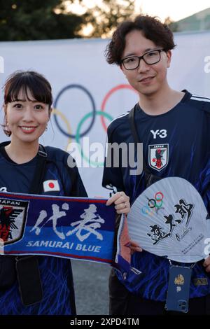 Supporters japonais aux Jeux Olympiques de Paris 2024. Supporters japonais de l'équipe masculine de football du Japon lors des Jeux Olympiques de Paris 2024. Sortie de Banque D'Images