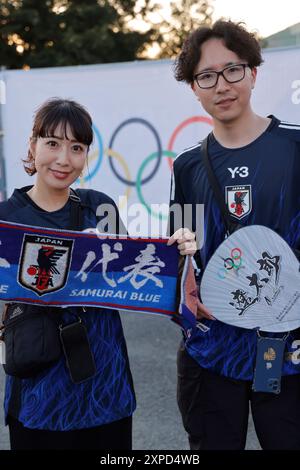 Supporters japonais aux Jeux Olympiques de Paris 2024. Supporters japonais de l'équipe masculine de football du Japon lors des Jeux Olympiques de Paris 2024. Sortie de Banque D'Images