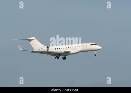 Zurich (Suisse), le 14 janvier 2024 L'avion M-OONL Bombardier Global Express XRS atterrit sur la piste 14 lors du forum économique mondial de Davos Banque D'Images