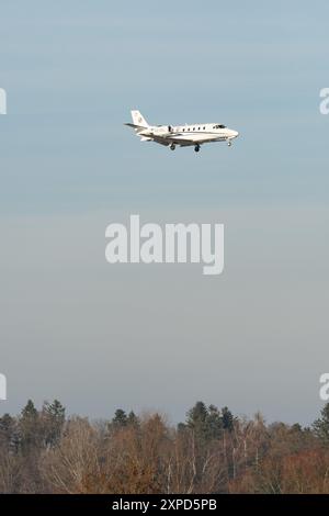 Zurich, Suisse, le 14 janvier 2024 YU-SVL Prince Aviation Cessna 560XL citation XLS en approche finale de la piste 14 pendant le World ec Banque D'Images