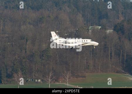 Zurich, Suisse, le 14 janvier 2024 YU-SVL Prince Aviation Cessna 560XL citation XLS en approche finale de la piste 14 pendant le World ec Banque D'Images