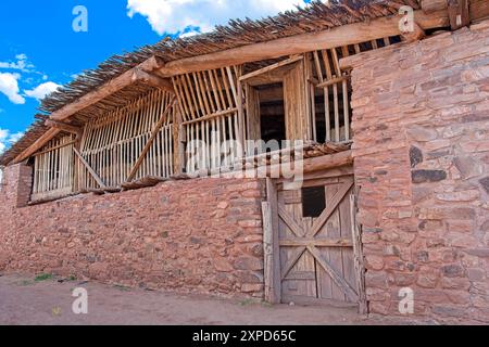 Grange en pierre avec loft de foin et toit de bâtons de bois Banque D'Images