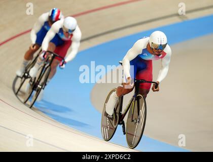 Florian Grengbo, Sébastien Vigier et Rayan Helal lors des qualifications par équipe masculine au Vélodrome national de Saint-Quentin-en-Yvelines, lors de la dixième journée des Jeux Olympiques de Paris 2024 en France. Date de la photo : lundi 5 août 2024. Banque D'Images