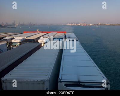 Camions sur le pont d'un ferry près de Felixstowe dans le Suffolk, Royaume-Uni Banque D'Images