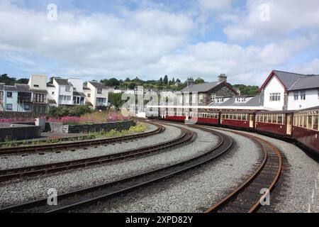 Un train sur le chemin de fer Ffestiniog attendant près du quai à la gare de Porthmadog, pays de Galles, Royaume-Uni. Banque D'Images