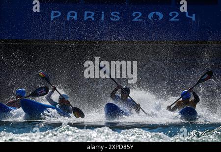 Vaires sur Marne. 5 août 2024. Les athlètes se sont lancés lors de la finale masculine de kayak cross en canoë slalom aux Jeux Olympiques de Paris 2024 à Vaires-sur-Marne, France, le 5 août 2024. Crédit : du Yu/Xinhua/Alamy Live News Banque D'Images