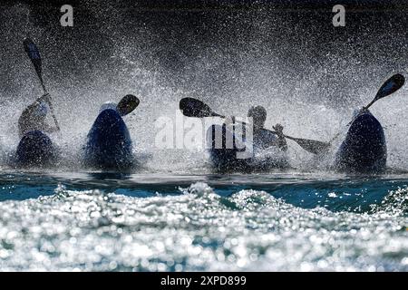 Vaires sur Marne. 5 août 2024. Les athlètes se sont lancés lors de la finale masculine de kayak cross en canoë slalom aux Jeux Olympiques de Paris 2024 à Vaires-sur-Marne, France, le 5 août 2024. Crédit : du Yu/Xinhua/Alamy Live News Banque D'Images