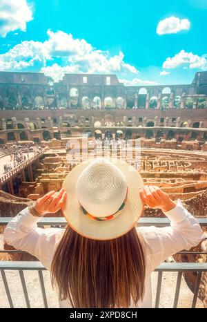 Rome, Italie - jeune femme voyageuse solo dans Sunhat Sightseeing Coliseum of Rome - Europe monuments Banque D'Images