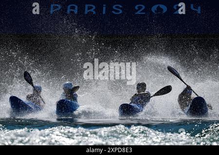 Vaires sur Marne. 5 août 2024. Les athlètes se sont lancés lors de la finale masculine de kayak cross en canoë slalom aux Jeux Olympiques de Paris 2024 à Vaires-sur-Marne, France, le 5 août 2024. Crédit : du Yu/Xinhua/Alamy Live News Banque D'Images