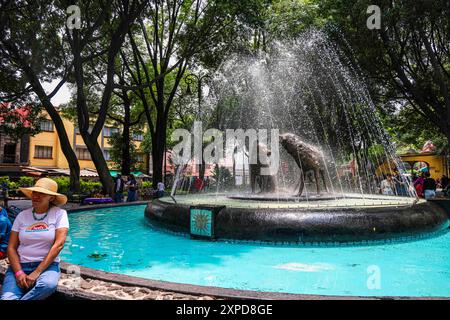 La Fontaine des Coyotes est située dans le jardin du Centenaire de la ville de Coyoacán, l'un des centres touristiques les plus importants de Mexico. (Photo de Luis Gutierrez Norte photo) la Fuente de los Coyotes está ubicada en el Jardín Centenario en Coyoacán pueblo, centro Turísticos más importante de la Ciudad de México.​..(photo de Luis Gutierrez Norte photo) Banque D'Images