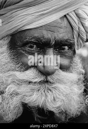 Les hommes saints hindous connus sous le nom de Saddhus se rassemblent pour la Foire annuelle de chameau de Pushkar pendant la pleine lune de novembre chaque année à Pushkar, Inde - 1989 Banque D'Images