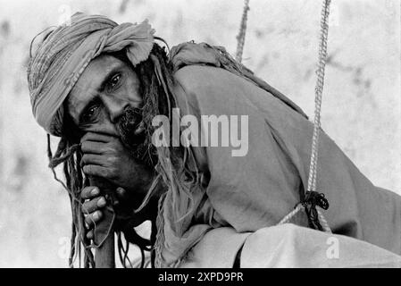Les hommes saints hindous connus sous le nom de Saddhus se rassemblent pour la Foire annuelle de chameau de Pushkar pendant la pleine lune de novembre chaque année à Pushkar, Inde - 1989 Banque D'Images